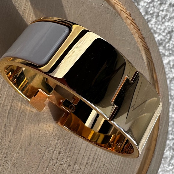 Hermes Bracelet- Circumference: Circumference: 6.9" | Width: 0.79" - Picture 10 of 13